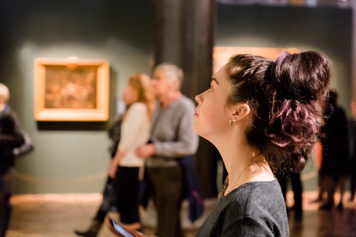 Frau besucht eine Ausstellung