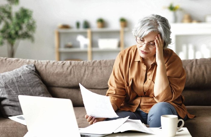 Frau mit Pensionsbescheid