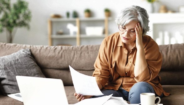 Frau mit Pensionsbescheid